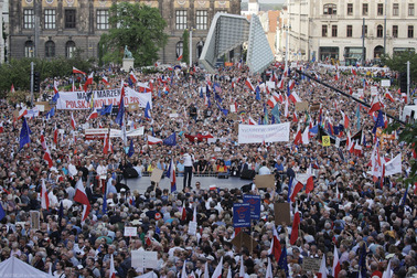 Wiec opozycji na Placu Wolności w Poznaniu